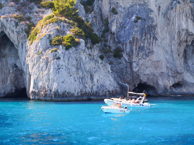 Capri -saaren vesi on todella kirkkaan sinistä.
